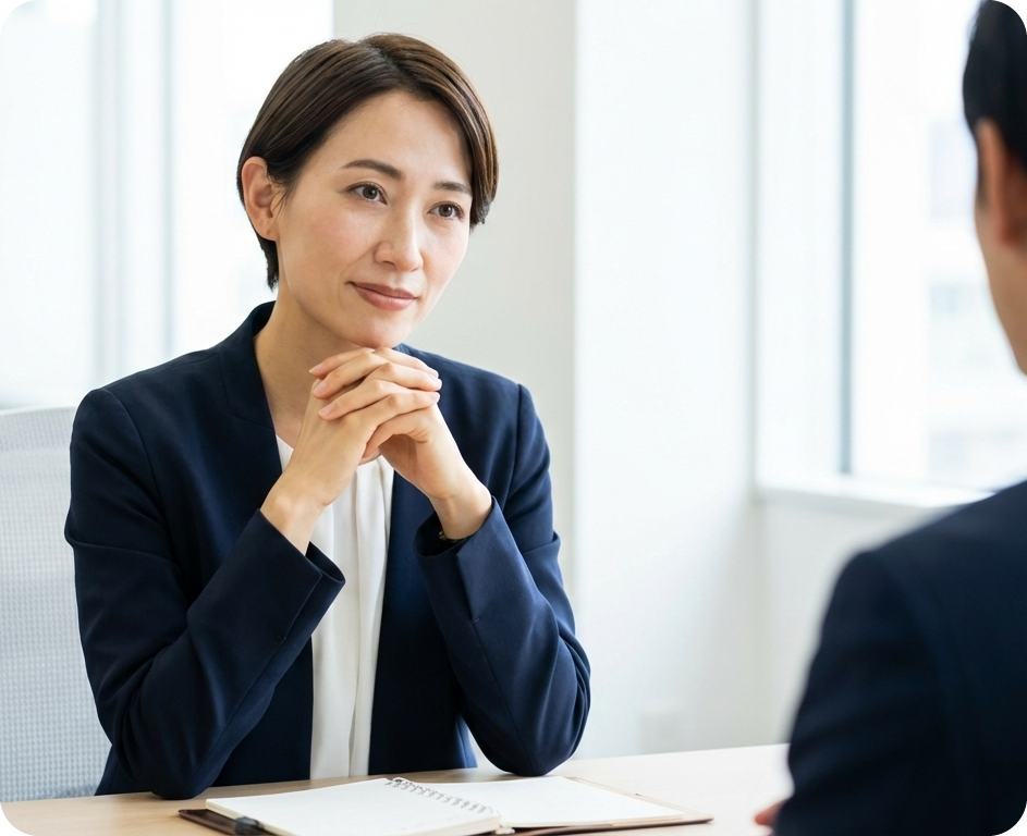 ポスティングの相談に乗る女性